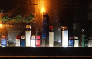 小米YU7上市狂欢夜，门店灯火通明，消费者热情高涨